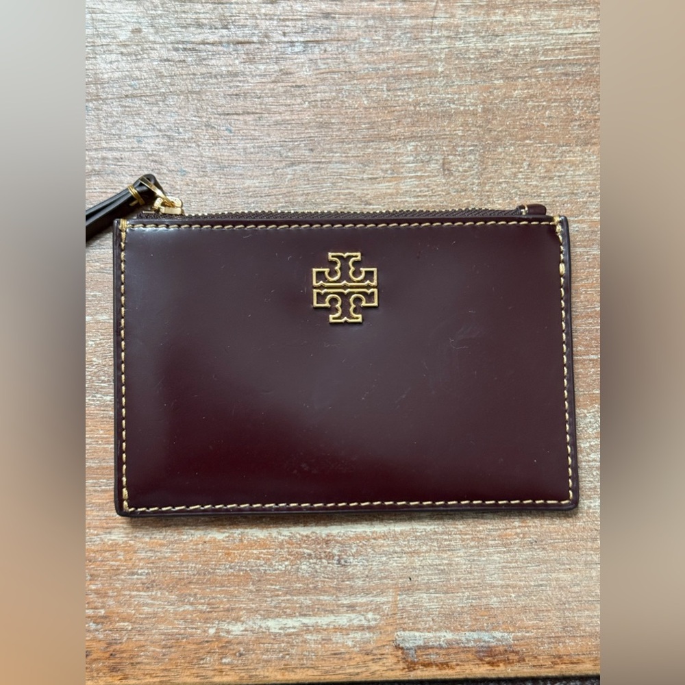 Tory Burch Britton patent Zip Card Case in Bordeaux